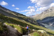 79 Scendiamo a dx dal sentiero variante che si abbassa al lago
